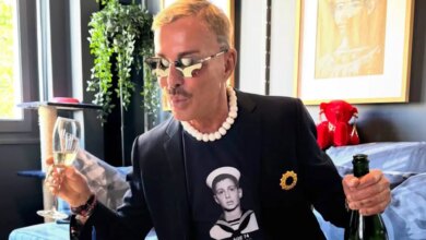 Ο Λάκης Γαβαλάς έγινε 74 ετών και το γιόρτασε με τούρτα και σαμπάνια