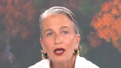 Λουκία Παπαδάκη: «Πιο εύκολα έφτανες στη Νέα Υόρκη παρά στην Ικαρία, τότε ο Αρμενιστής ήταν Σαχάρα με θάλασσα»
