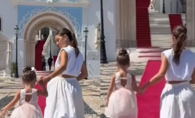 Maria Menounos: Μπήκε γονατιστή στην Παναγιά της Τήνου μαζί με την κόρη της Maria Menounos: Μπήκε γονατιστή στην Παναγιά της Τήνου μαζί με την κόρη της