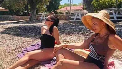 Στον Θεολόγο η Μιμή Ντενίση με την κόρη της: Η φωτογραφία από την παραλία που ενθουσίασε