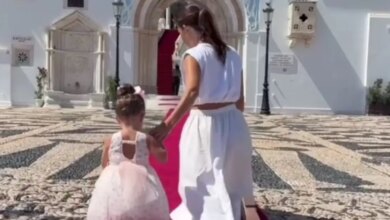 Η Μαρία Μενούνος συγκινεί με το προσκύνημά της στην Τήνο μαζί με την κόρη της