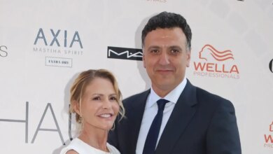 Τζένη Μπαλατσινού και Βασίλης Κικίλιας κέντρισαν τα βλέμματα και έσυραν τον χορό σε γλέντι στην Πάτμο