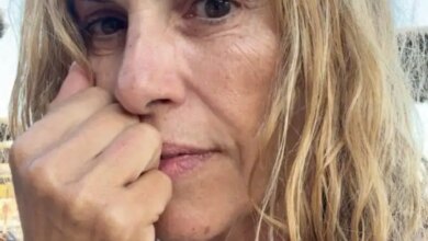 Η Τζένη Μπότση ποζάρει χωρίς ίχνος μακιγιάζ στην Ικαρία
