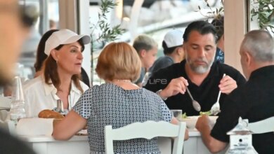 Η Νία Βαρντάλος κάνει διακοπές στην Αντίπαρο με τον σύντροφό της, Σπύρο Κατσαγάνη