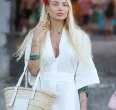 Αλεξάνδρα Παναγιώταρου: Καλοκαιρινή βόλτα στη Ρόδο με την κούκλα μητέρα της
