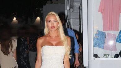 Αλεξάνδρα Παναγιώταρου: Βραδινή εμφάνιση στα Ματογιάννια της Μυκόνου με λευκό στράπλες φόρεμα