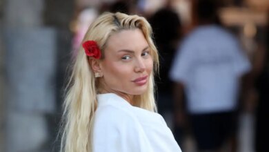 Η Αλεξάνδρα Παναγιώταρου με λευκό αέρινο φόρεμα, σε χαλαρή βόλτα με τη μητέρα της στην Ρόδο Η Αλεξάνδρα Παναγιώταρου με λευκό αέρινο φόρεμα, σε χαλαρή βόλτα με τη μητέρα της στην Ρόδο
