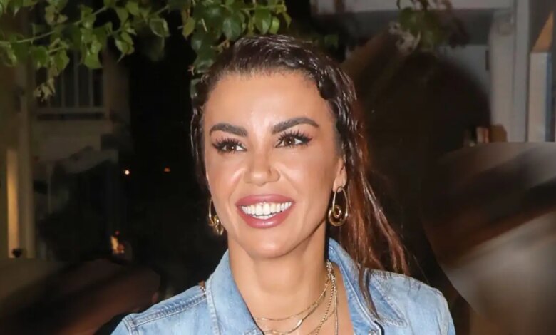 Ειρήνη Παπαδοπούλου: Με νέο look και ράστα κοτσιδάκια σε βόλτα στα Ματογιάννια της Μυκόνου με φίλη της
