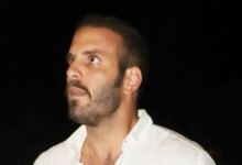 Ο Νίκος Παππάς για διακοπές στη Μύκονο: Η βόλτα του ευρωβουλευτή στα γραφικά Ματογιάννια
