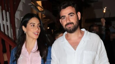 Νίκος Πολυδερόπουλος και Βαλάσια Συμιακού σε βόλτα με το μωρό τους στα Ματογιάννια της Μυκόνου