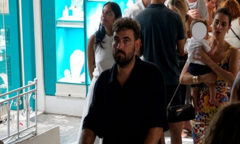 Νίκος Πολυδερόπουλος: Βραδινή βόλτα στη Μύκονο με τη σύντροφό του, Βαλασία Συμιακού και τον γιο τους Νίκος Πολυδερόπουλος: Βραδινή βόλτα στη Μύκονο με τη σύντροφό του, Βαλασία Συμιακού και τον γιο τους