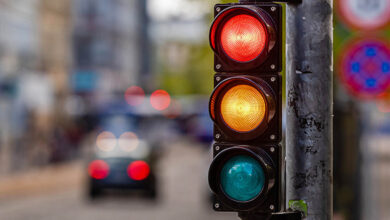 Πορτοκαλί φανάρι: Πότε σταματάμε και πότε συνεχίζουμε – Τι λέει ο νέος ΚΟΚ