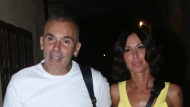 Στέλιος Ρόκκος: Η Λελέ Γκόφα έδειξε τα άπλυτα ρούχα που έφερε ο τραγουδιστής στο σπίτι μετά από ταξίδι του