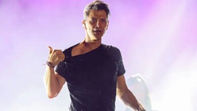 Ο Σάκης Ρουβάς με στολή μελισσοκόμου στην Κύθνο