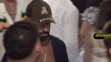 Ο Μοχάμεντ Σαλάχ κέντρισε τα βλέμματα στη Μύκονο με ανοιχτό πουκάμισο και καπέλο