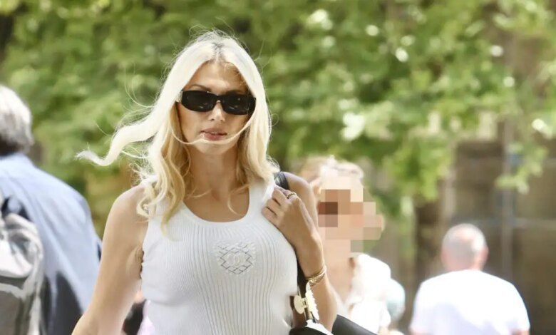 Η Κωνσταντίνα Σπυροπούλου σε διακοπές στη Νάξο με τους γιους της
