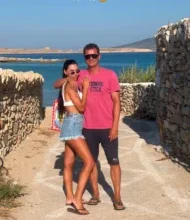 Αντώνης Σρόιτερ – Ιωάννα Μπούκη: Απολαμβάνουν τις διακοπές τους στις Κυκλάδες με τις κόρες τους