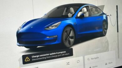 Tesla: Μέχρι και ο φορητός φορτιστής της κάνει update!