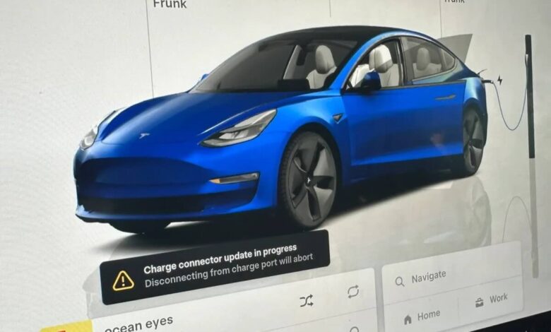 Tesla: Μέχρι και ο φορητός φορτιστής της κάνει update!