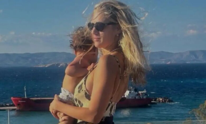 H Τζένη Θεωνά ποζάρει αγκαλιά με τον γιο της μπροστά στη θάλασσα H Τζένη Θεωνά ποζάρει αγκαλιά με τον γιο της μπροστά στη θάλασσα