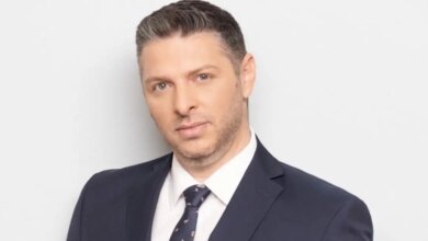 Ο δημοσιογράφος Βασίλης Τσεκούρας ανακοίνωσε ότι παντρεύεται τη σύντροφό του, Γωγώ Μπαλή