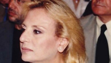 Βίκυ Μοσχολιού: Σπάνια φωτογραφία από την παιδική της ηλικία με τους γονείς της