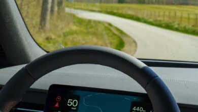 Αυτά τα Volvo βλέπουν τον κίνδυνο πίσω από τη στροφή! [video]