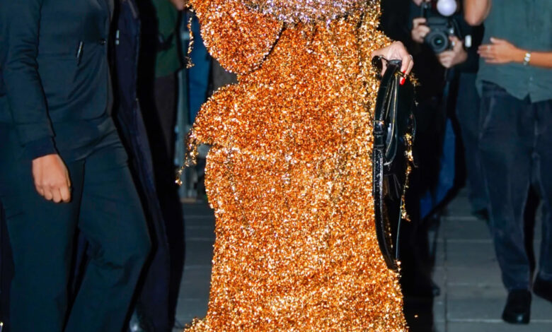 Rihanna: Το μπρονζέ ταγιέρ στο Matières Fécales στο Παρίσι Rihanna: Το μπρονζέ ταγιέρ στο Matières Fécales στο Παρίσι