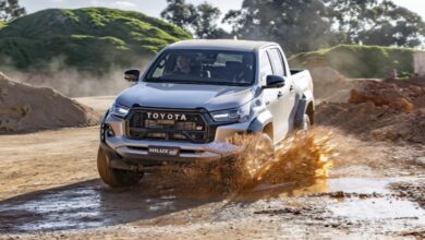 Δείτε ένα φορτωμένο Toyota Hilux να ρυμουλκεί τρέιλερ σε απίθανο σημείο! (+video)
