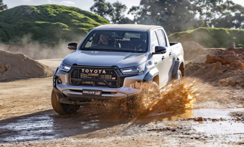Δείτε ένα φορτωμένο Toyota Hilux να ρυμουλκεί τρέιλερ σε απίθανο σημείο! (+video) Δείτε ένα φορτωμένο Toyota Hilux να ρυμουλκεί τρέιλερ σε απίθανο σημείο! (+video)