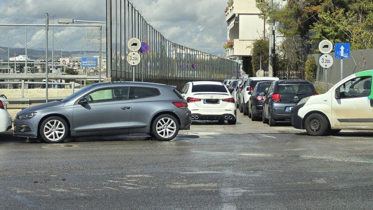 Το Μαρούσι «πνίγεται» στα αυτοκίνητα και στις… παραβάσεις του ΚΟΚ