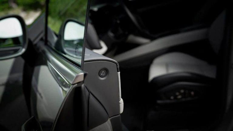 Αναβαθμίζεται η Porsche Cayenne Electric, θα φορτίζει ασύρματα