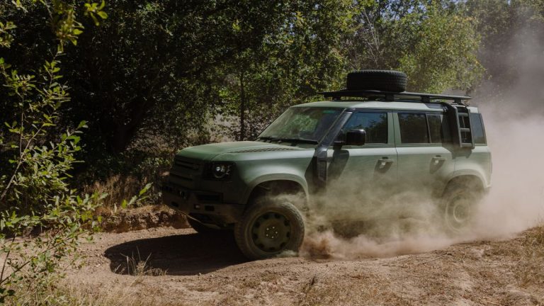 Το Land Rover Defender πάει… πόλεμο