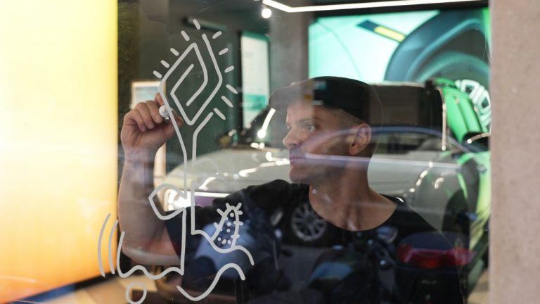 Η Renault αγκαλιάζει την τέχνη