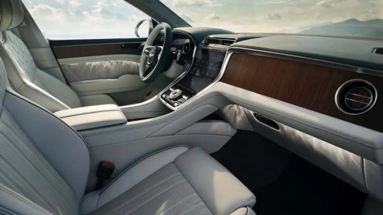 Η Bentley θέλει ξύλο και δέρμα, όχι οθόνες για τον συνοδηγό
