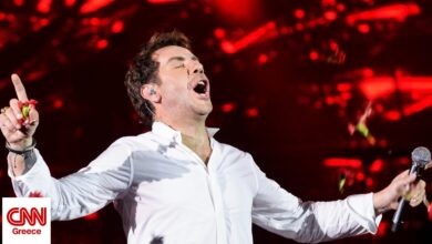 Γιώργος Μαζωνάκης: Οι 6 ζωές του «Μαζώ» – Από το «παιδί της νύχτας» στο απόλυτο pop icon