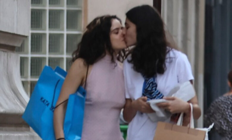 Rosalía: Τρυφερές στιγμές στο Παρίσι με τη σύντροφό της