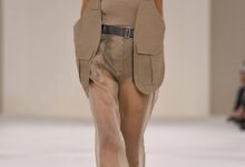 Max Mara SS27: Η επιστροφή στη δεκαετία του ’30 και το σαφάρι τζάκετ που θα φορεθεί παντού
