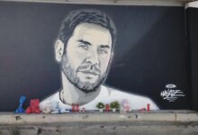 Γιώργος Μαζωνάκης: Λουλούδια, δώρα και κεριά στο γκράφιτι του τραγουδιστή στη Θεσσαλονίκη