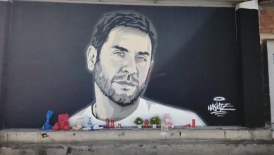 Γιώργος Μαζωνάκης: Λουλούδια, δώρα και κεριά στο γκράφιτι του τραγουδιστή στη Θεσσαλονίκη