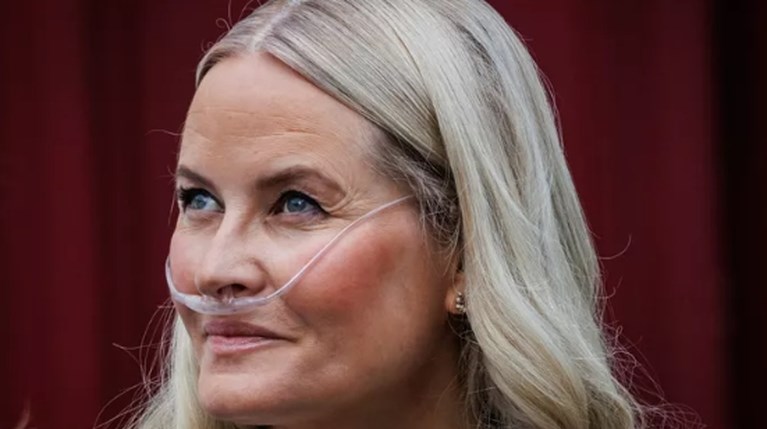 Ξανά στο νοσοκομείο η βασίλισσα Mette-Marit | Στο πλευρό της ο Haakon,… |