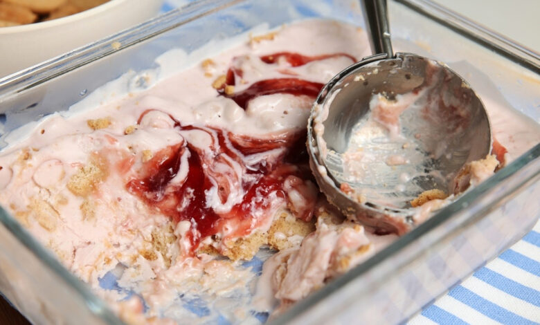 Παγωτό cheesecake φράουλα: Πώς να το φτιάξεις χωρίς μηχανή