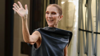 Celine Dion: Τραγούδησε με θαυμαστές έξω από το ξενοδοχείο της στο Παρίσι Celine Dion: Τραγούδησε με θαυμαστές έξω από το ξενοδοχείο της στο Παρίσι