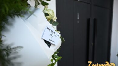 Έξω από το σπίτι του Γιώργου Μαζωνάκη στη Βουλιαγμένη λίγες ώρες μετά τον θάνατό του