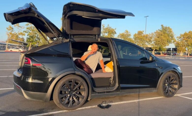 Τον απέλυσε η Tesla – Τώρα ζει μέσα σε ένα Model X [video]