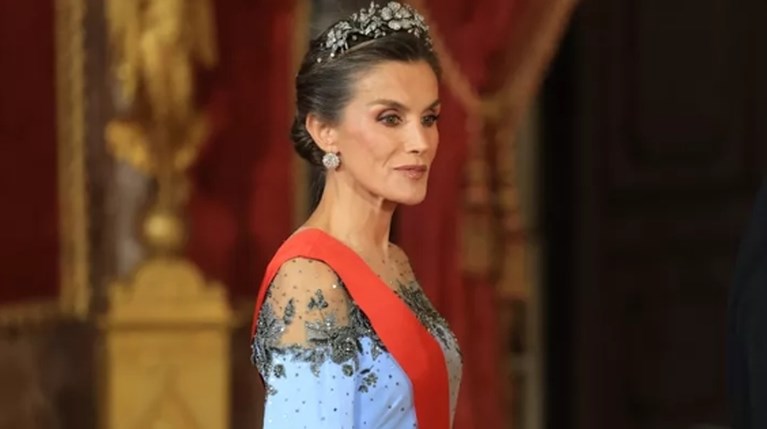 Βασίλισσα Letizia | Με δανεικό φόρεμα και τη μυθική floral τιάρα της Σοφίας… | Βασίλισσα Letizia | Με δανεικό φόρεμα και τη μυθική floral τιάρα της Σοφίας… |