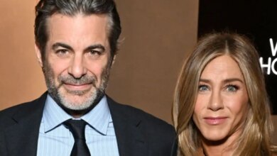 Τζένιφερ Άνιστον και Τζιμ Κέρτις μαζί στη σκηνή: Τα πειράγματα, ο «βαθύς φόβος» της ηθοποιού και το πρόβλημα υγείας του συντρόφου της