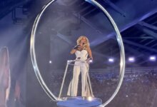 Άννα Βίσση: Η εντυπωσιακή είσοδός της μέσα σε αιωρούμενο κύκλο κατά την έναρξη της συναυλίας της στο ΟΑΚΑ