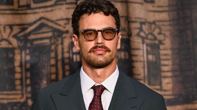 Theo James: Ο Έλληνας ηθοποιός που είπε “όχι” στον ρόλο του 007 |