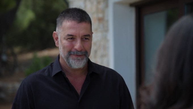 Δύο Μαύρα Πουκάμισα | Η Ρίτα εκβιάζει τον Μιχάλη & ένα παθιασμένο φιλί… |